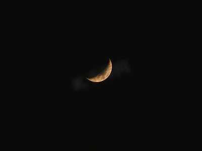 自然夜背景与黑暗的天空和半月，地球卫星。