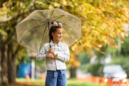 秋天公园打伞的小女孩
