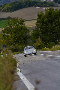 保时捷 356 1500 SUPER COUPÉ 1953 年在一辆旧赛车上参加 2020 年著名意大利历史赛事 Mille Miglia 拉力赛（1927-1957 年）