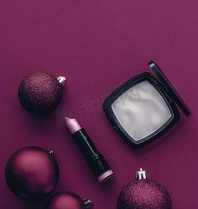 博洋九号摄影照片_美容品牌圣诞促销的化妆和化妆品产品套装，豪华洋红色平底背景作为假日设计