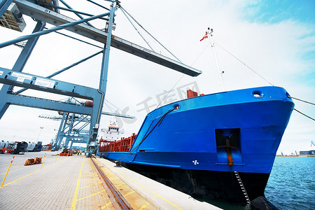 船舶摄影照片_航运、物流和供应链，船舶在港口进行货运和货物运输。