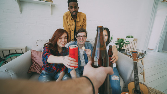 男性在家里庆祝派对时与朋友用手敲响啤酒瓶的 POV 镜头