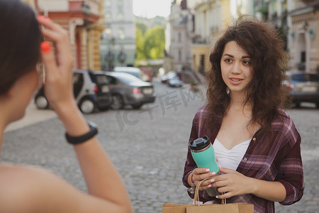 购物后享受一起漫步城市街道的美丽年轻女性