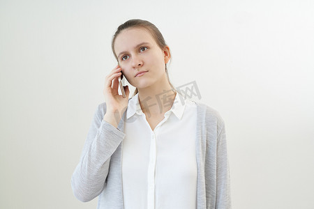 冷静、不情绪化的女人打电话，听别人说话，不做出反应。