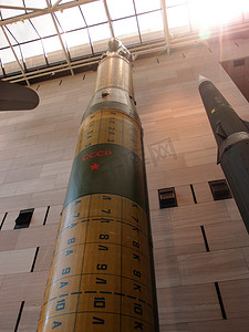 SS-20在俄罗斯被称为“先锋”，是一种两级固体推进剂导弹，配有三个多目标再入弹头。