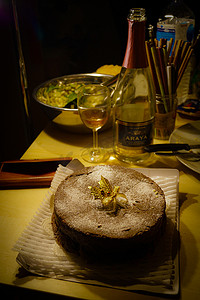 饭后糕点摄影照片_看起来很好吃的巧克力蛋糕的图片