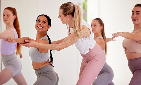 在健身、锻炼和训练工作室为女性提供瑜伽教练、团体训练和普拉提课程。