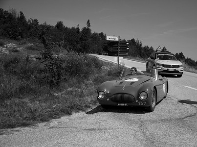 CISITALIA 202 S MM SPIDER NUVOLARI 1947 年在一辆旧赛车上参加 2022 年著名意大利历史赛事 Mille Miglia 拉力赛（1927-1957 年）