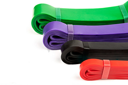 四种不同负荷的彩色健身弹力带，用于肌肉群训练
