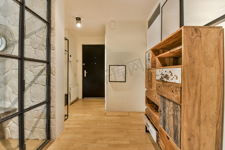 狭窄的走廊摄影照片_有壁橱和柜子的狭窄的走廊