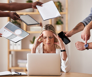 倦怠无力摄影照片_倦怠、头痛和压力大的女商人或企业家在办公空间中处理抑郁、焦虑和心理健康问题。