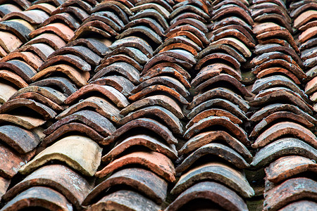 传统的屋顶采用粘土瓷砖。