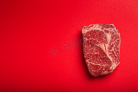 生肉牛肉优质切牛排肋眼从上面干净的红色背景，牛排概念横幅极简主义
