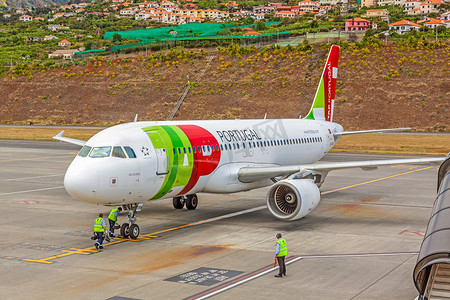 拉丝摄影照片_马德拉机场 - 空客 A320