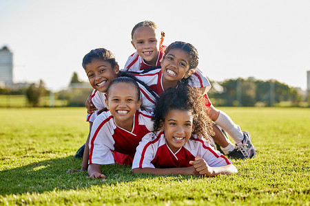 足球、训练和孩子们在运动场上一起进行足球比赛、锻炼或有氧运动。