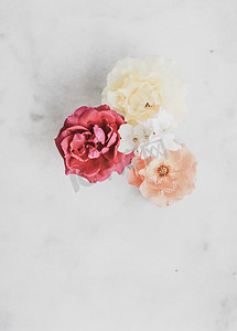 平铺花卉摄影照片_大理石上的复古玫瑰