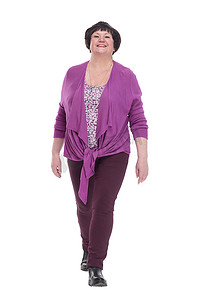 穿着紫色衬衫的休闲老妇人大步向前。