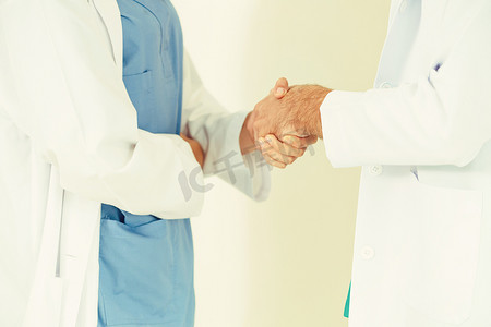 全科医生与外科医生握手。