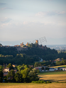 意大利皮亚琴察卡斯特阿尔夸托中世纪小镇的风景