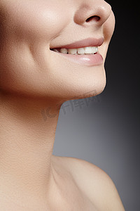 笑容牙齿摄影照片_年轻美丽的女人灿烂的笑容，完美健康的洁白牙齿。
