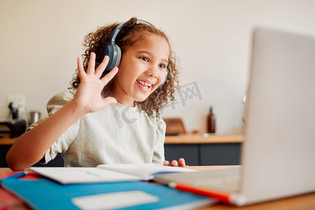 在线、远程学习的孩子通过笔记本电脑网络摄像头或视频通话，戴着耳机和你好问候或再见手势参加课程。