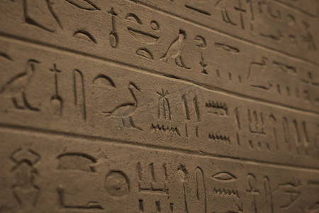 石墙上雕刻的古埃及象形文字的特写
