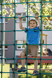 冒险公园里的男孩在高空钢丝公园玩得开心。