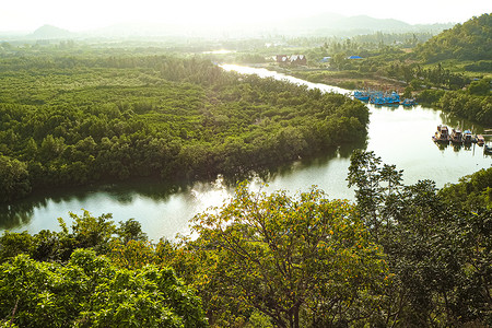 东南亚摄影照片_全景热带雨林河流在东南亚。亚洲的热带森林是泰国丛林河流地点的完美场所。