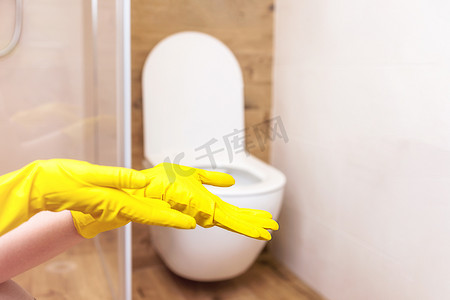 产品瓶样机 浴室背景上两只手戴黄色防护手套