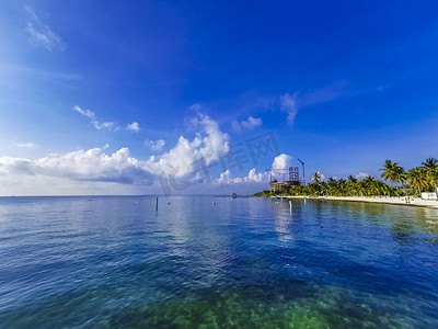 墨西哥坎昆的普拉亚阿祖尔海滩棕榈海景全景。