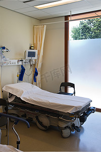 医院急救配有床和医疗设备