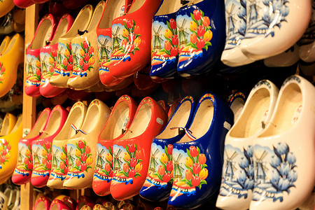 商店陈列柜上的传统荷兰木鞋