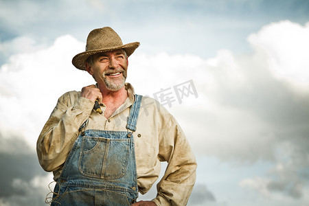 20 世纪 30 年代的农民对着太阳微笑