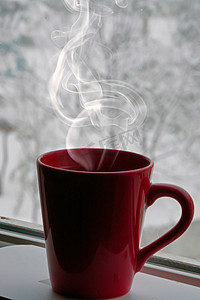 背景雪天摄影照片_雪天窗边红杯子里的热茶
