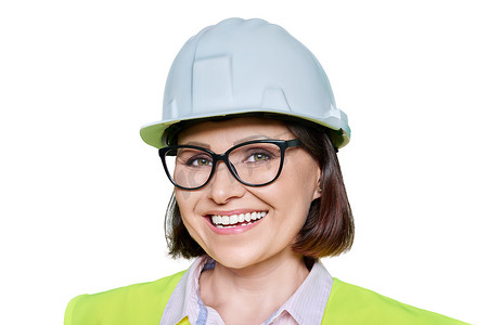 白色隔离背景中戴防护安全帽和背心的女产业工人