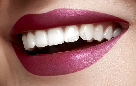 笑容牙齿摄影照片_美丽的笑容与美白的牙齿。