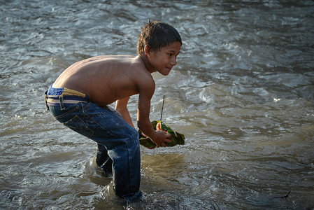 贫困儿童摄影照片_尼泊尔 - 贫困 - 父亲节