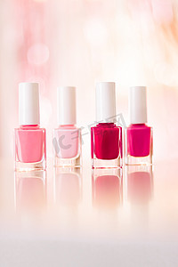 魅力背景上的粉色和红色指甲油色调、用于修指甲和修脚的指甲油瓶、豪华美容化妆品和化妆品牌