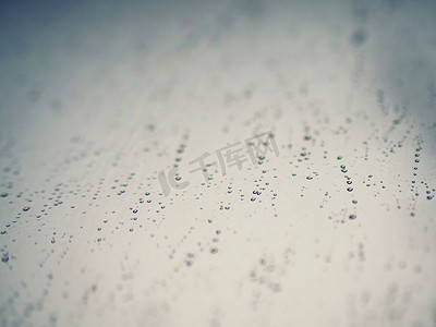 出水素果摄影照片_窗玻璃表面的雨滴，背景模糊。