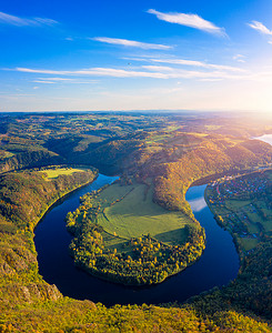 从捷克共和国索莱尼斯观景台欣赏伏尔塔瓦河马蹄形蜿蜒的景色。 