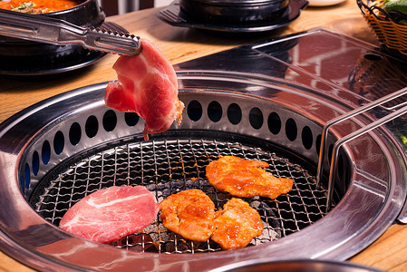烤肉摄影照片_餐厅在炉灶上烤肉猪肉韩式烧烤传统风格