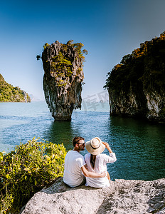 詹攀摄影照片_泰国攀牙府度假的年轻男女在詹姆斯邦德岛观看日出