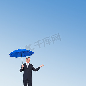 商人用手撑着伞的复合图像