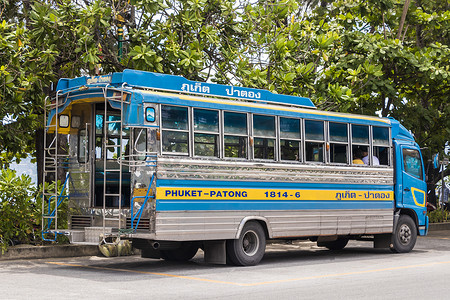 泰国普吉岛芭东海滩后面的公共巴士。