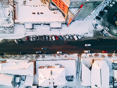 从空中俯视欧洲小城市的道路，屋顶被雪覆盖