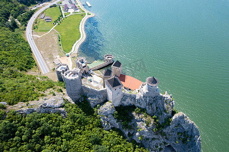 从无人机上可以看到塞尔维亚多瑙河畔的古堡垒戈鲁拜克