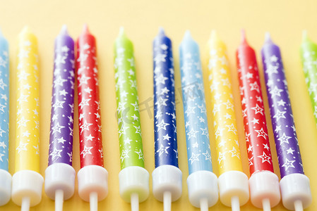 生日摄影照片_五颜六色的一排生日蛋糕蜡烛