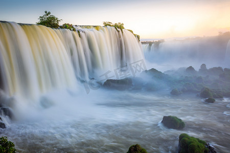 伊瓜苏瀑布戏剧性的景观，从巴西一侧，南美洲的景色