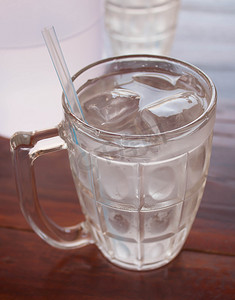 带冰块和吸管的玻璃杯 用于茶点