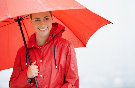 防水雨伞摄影照片_感到安全和受到保护。